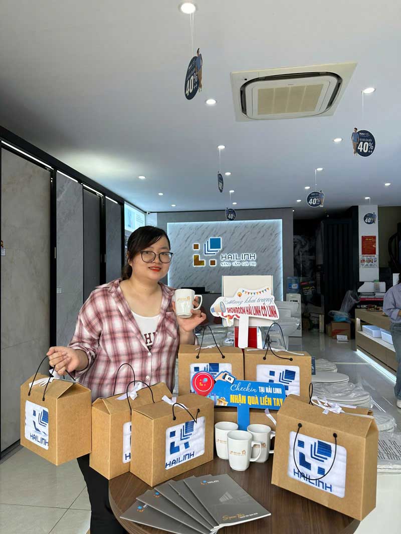 Khách hàng đến mua sắm, check-in và nhận quà tại showroom Cổ Linh